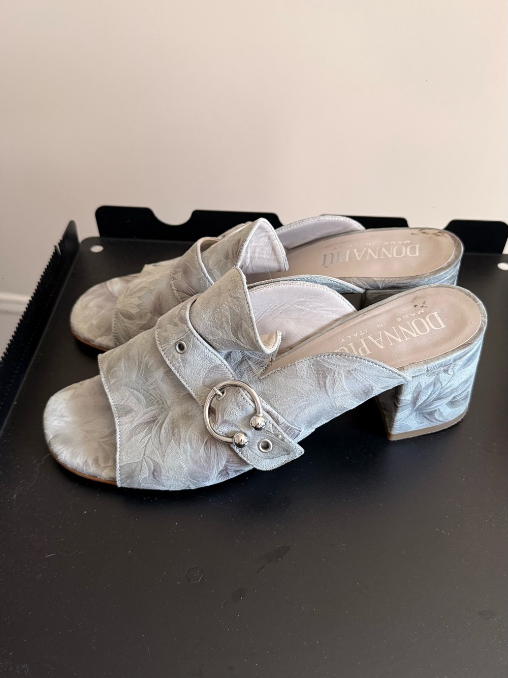 Donna Più Women's Light Gray Embossed Slide Heel